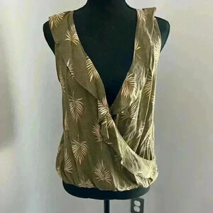 A. New day olive floral top women’s XS NWT